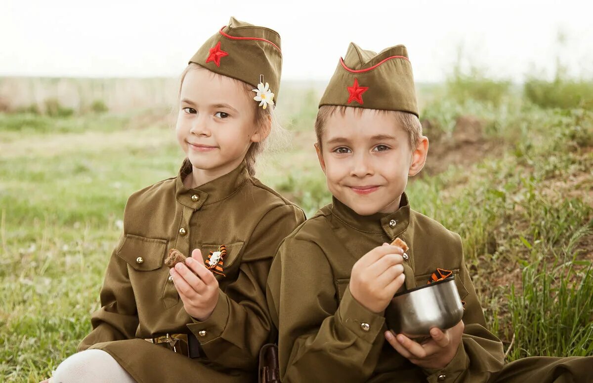 Семья 23 февраля. Дети в военной форме. Маленькие дети в военной форме. День Победы для детей. Дети в военной форме на 9 мая.