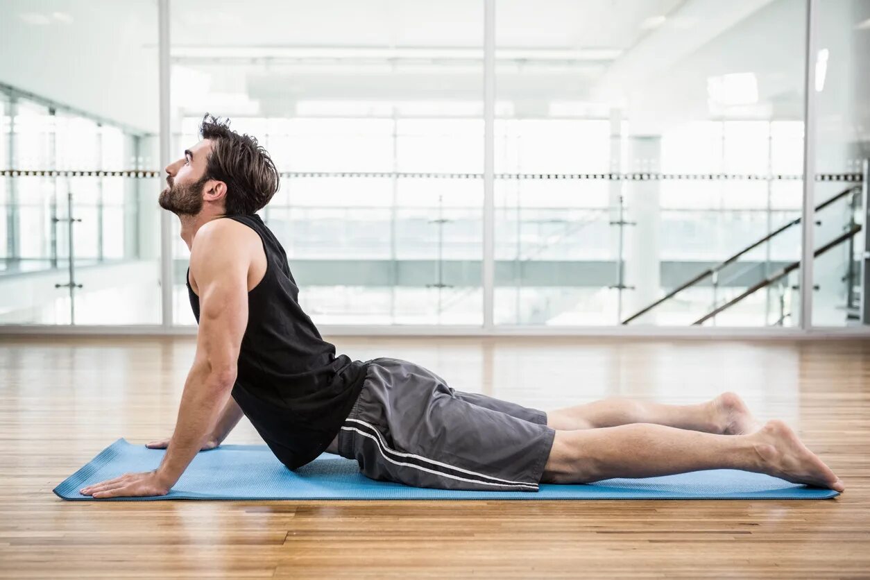 Stretching back. Пурна Бхуджангасана. Стретчинг для мужчин. Растяжка стретчинг это мужчины.