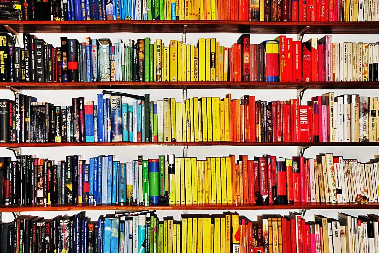 Сортировка книга. Полка для книг. библиотека полки. книжные полки с книгами. красивая полка с книгами.