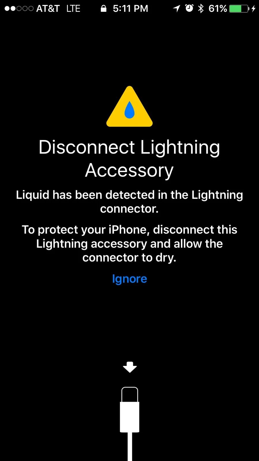 В разъеме Lightning обнаружена жидкость. Предупреждение о влаге айфон. Айфон предупреждение о влаги в разъёме. Зарядка iphone в разъеме обнаружена жидкость.