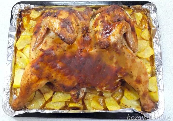 Курица в духовке целиком с картошкой. Целая курица с картошкой в духовке. Картошка в духовке с хрустящей корочкой и курицей. Курочка в духовке с хрустящей корочкой и картошкой.