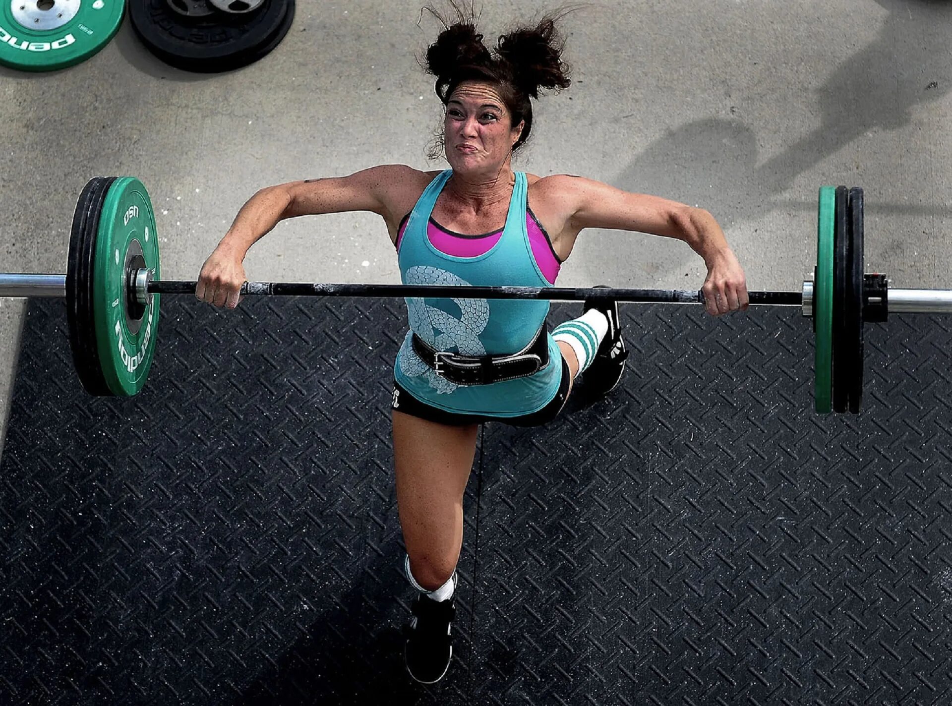 Сильно тяжелый на 3. Женский Weightlifting. Сильный спортсмен. Фитнес. Тяжелое фото.