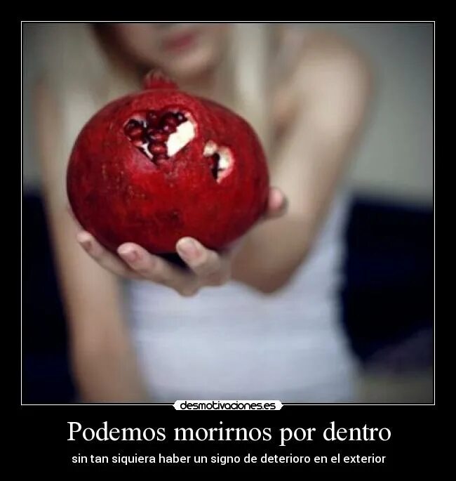 гранат в руках. гранат фото. подарок на гранатовую свадьбу. гранат в руках.