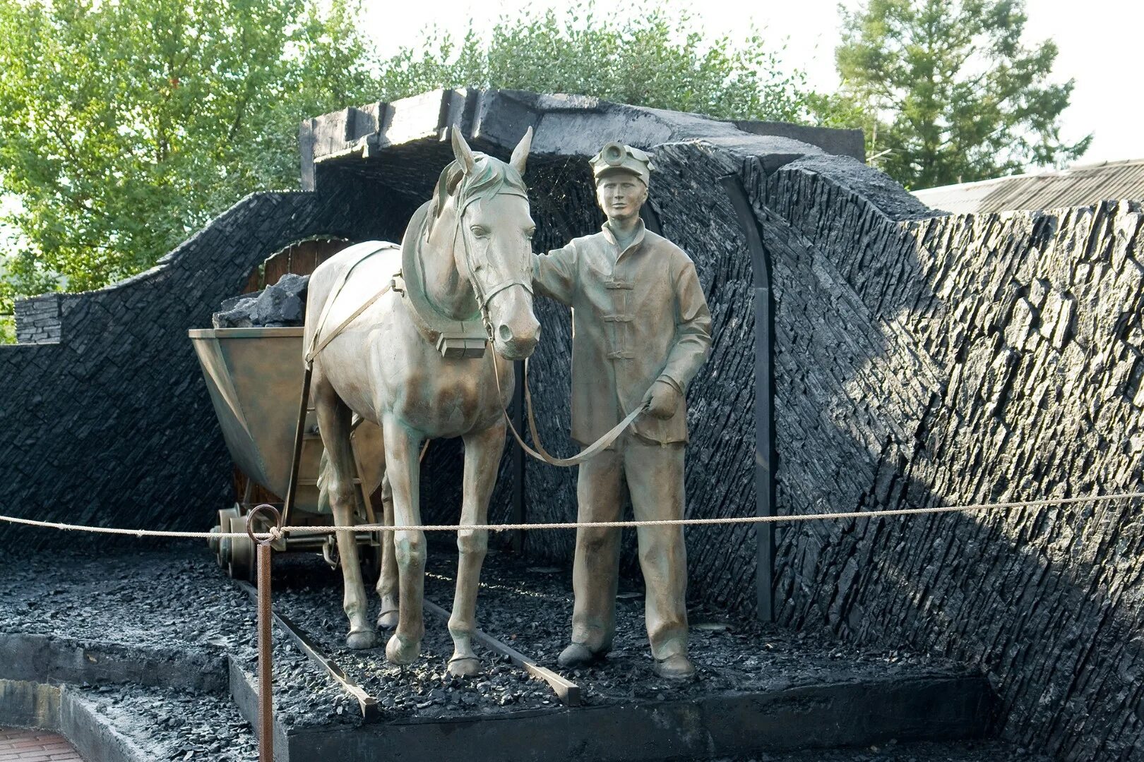 Коногон Кемерово. Скульптура Коногон Кемерово. Памятник коногону. Коногон в Кемерово на красной Горке. Красная горка кемерово улица суворова