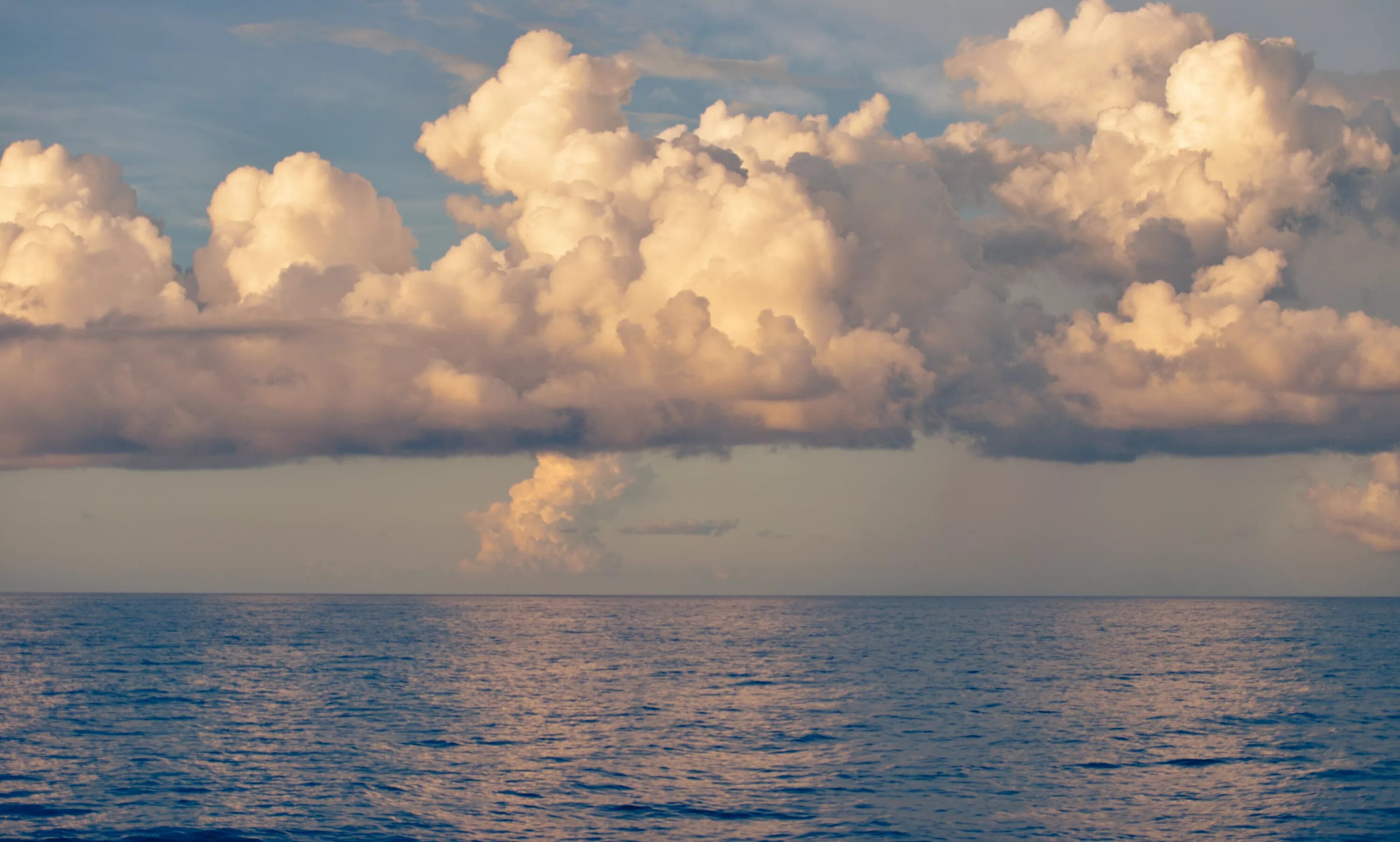 Облака плывут в воде. Море облаков. Облака над морем. Небо море облака. Море Горизонт.
