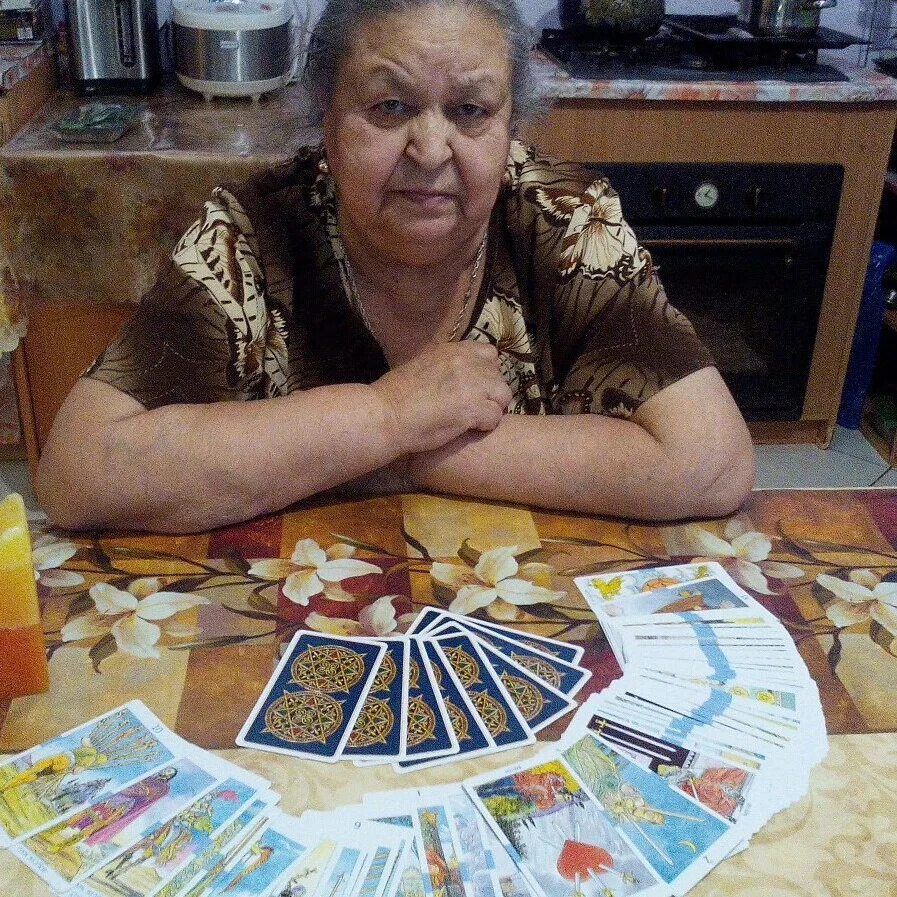 Песня 13 карт старая гадалка. Гадалка. Старая цыганка гадает на картах. Бабка гадает на картах. Бабушка знахарка.