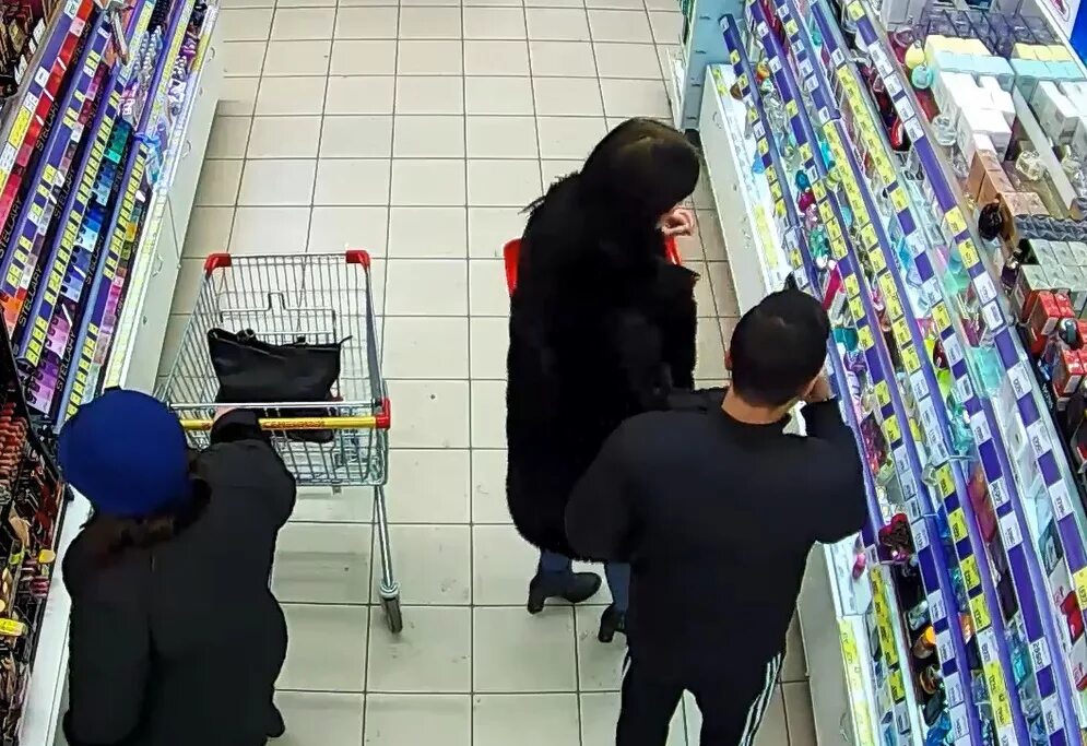 Воровство в магазине. Как красть в магазинах. Женщина ворует в магазине. Кражи в магазинах оренбурга. Кража магазин женщина.