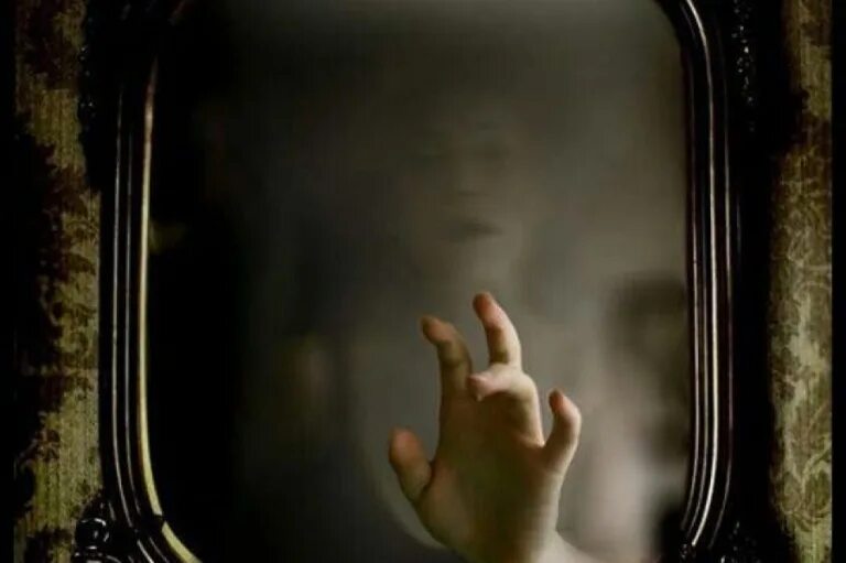Человек в зеркале. Занавешенное зеркало. Закрытое зеркало. Занавешенное зеркало после смерти человека. Сколько держать закрытыми зеркала