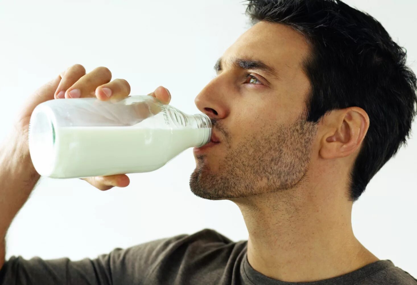 Человек пьет молоко. Пить кефир. Молоко у мужчин. Мужчина пьет молоко.