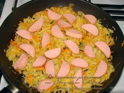 Капуста молодая тушеная с сосисками