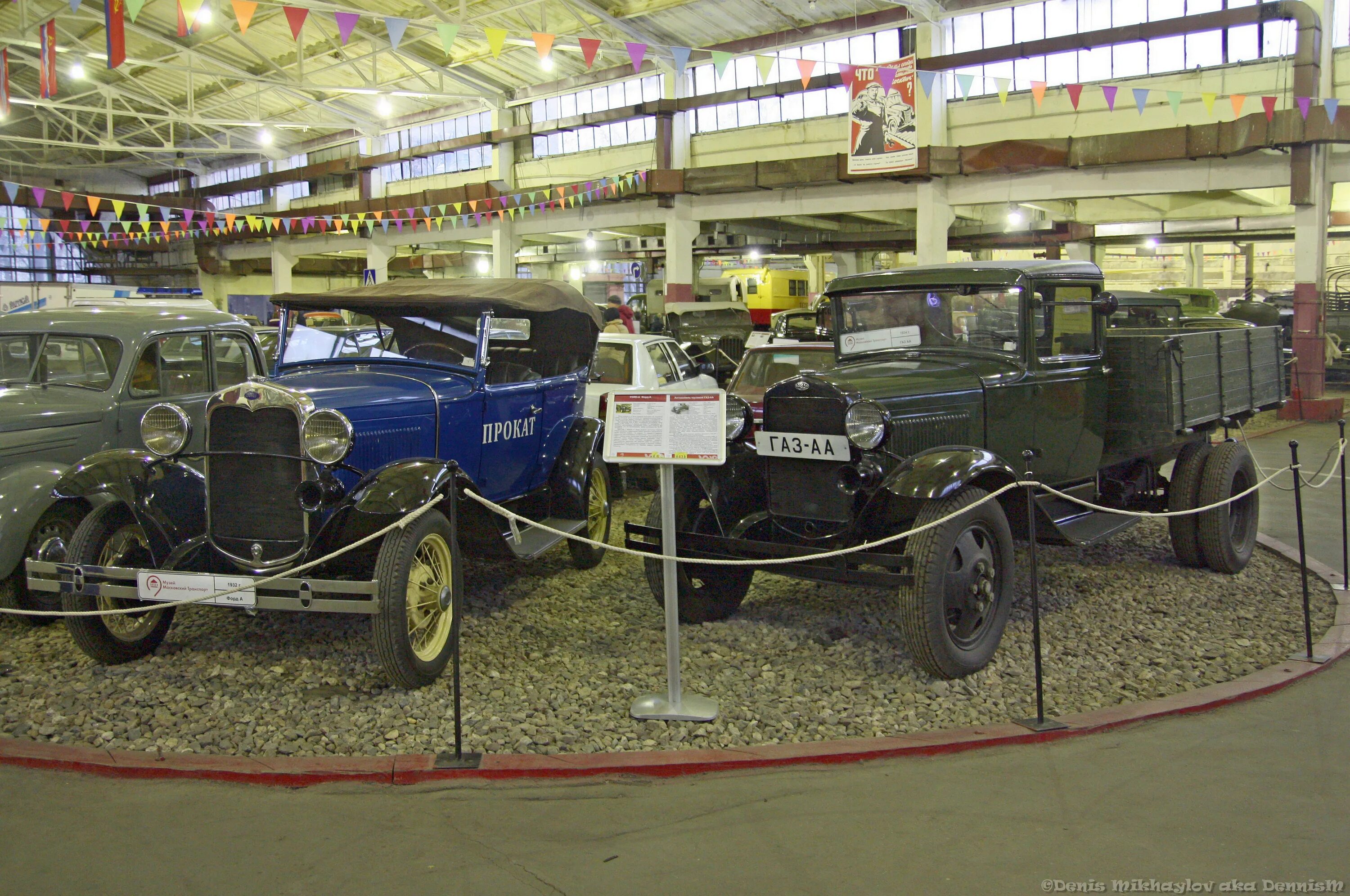 Завод газ 1932. Старинные автомобили газ и форд. Мусоровоз газ-аа в музее. Газ аа полуторка ладожское озеро дорога жизни. Газ аа полуторка.