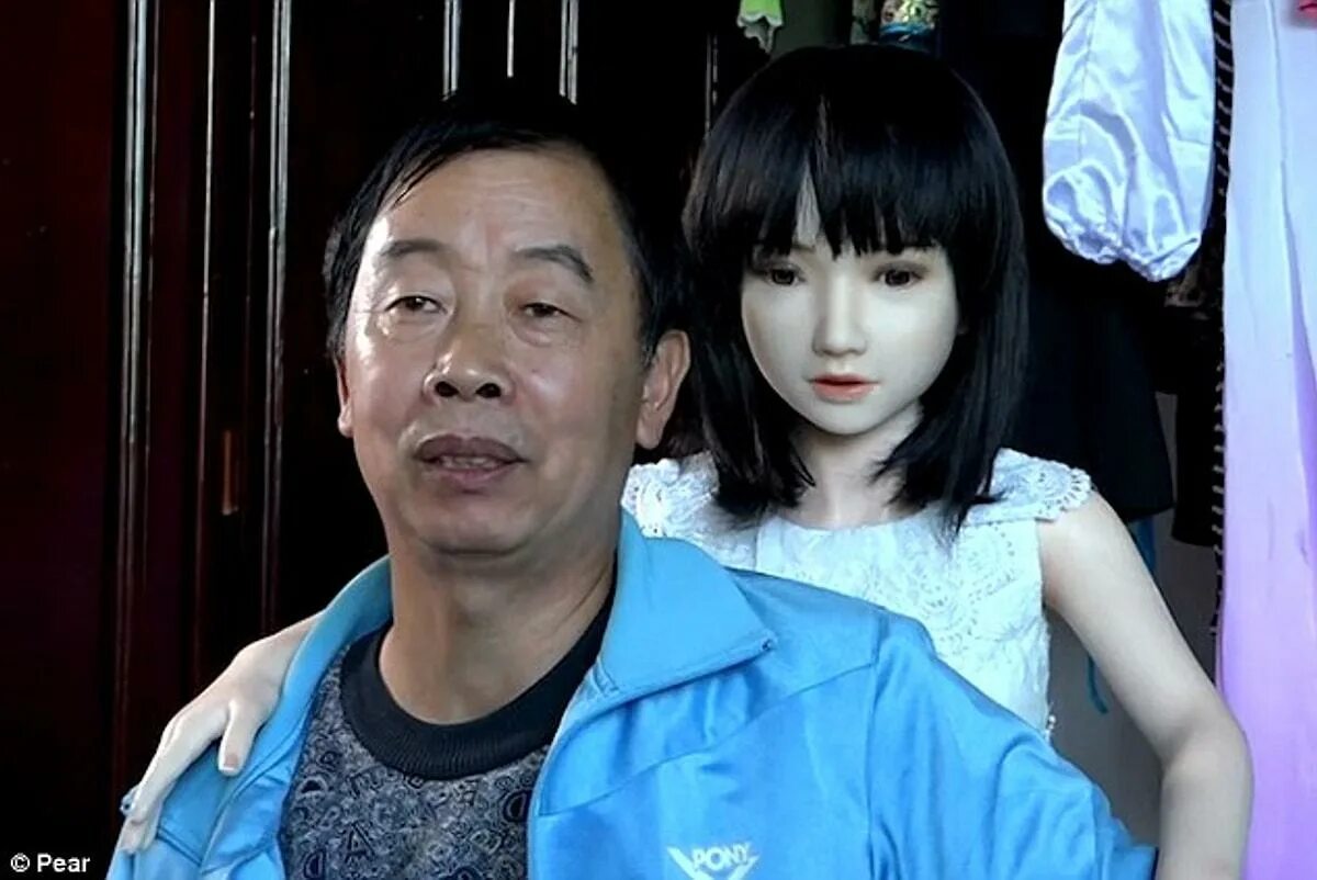 Продал японскую жену. Китайцы живут с куклами. Японцы женатые на куклах. Женитьба на кукле Япония. Китаец женился на кукле.