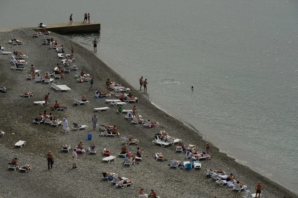 Вода в сочи в октябре. Море в Сочи в октябре. Пляж Сочи в октябре. Сочи в октябре фото. Сочи в середине октября.