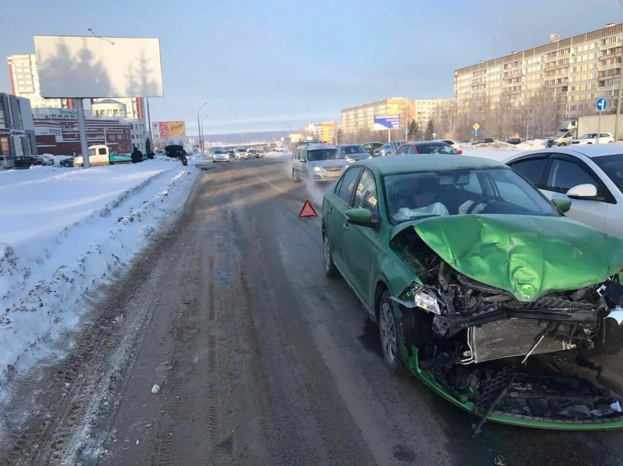 Челны дтп вчера. Авария ваз 2112 и большегруз. Авария в набережных челнах. 2023. Челны дтп вчера.