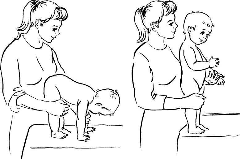 Вставание на колени грудничка. Держит ребенка на коленях. Упражнения ползем на коленочках ребенку. Сяду к маме на колени