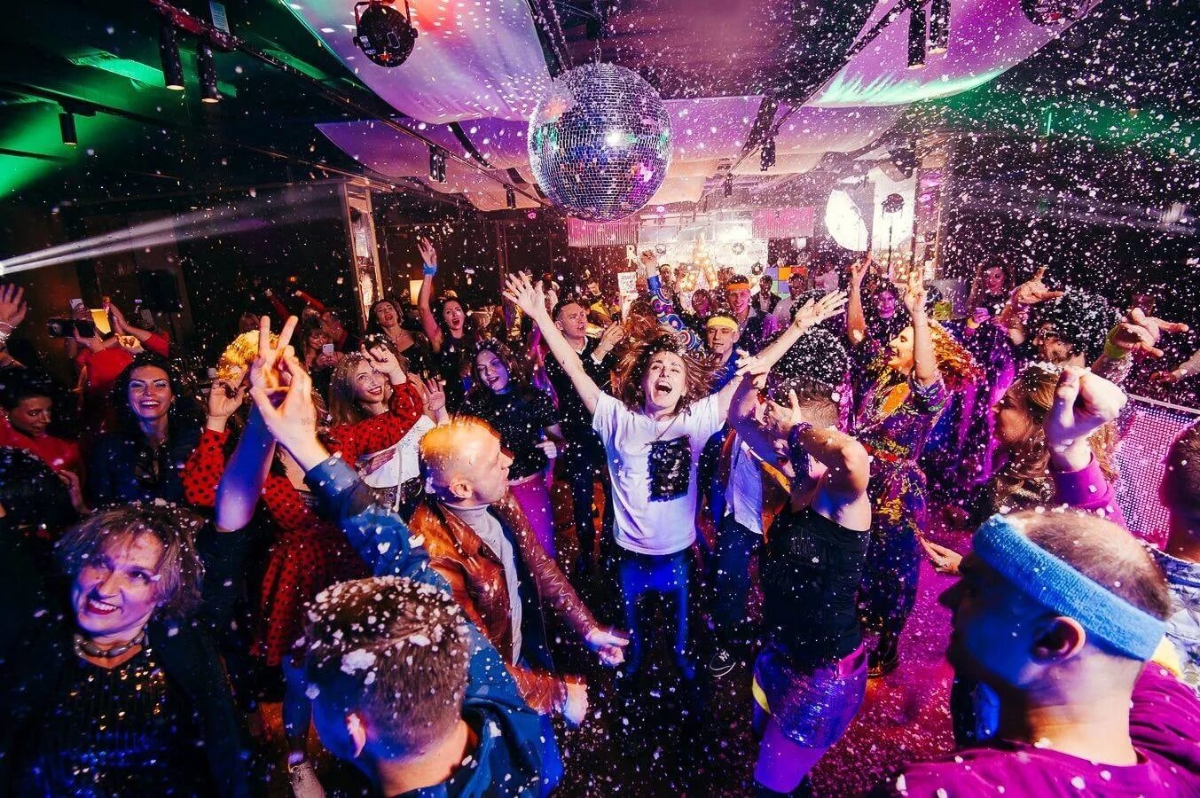 Best dance party. Диско. Диско вечеринка. Вечеринка в клубе. Дискотека в клубе диско шар.