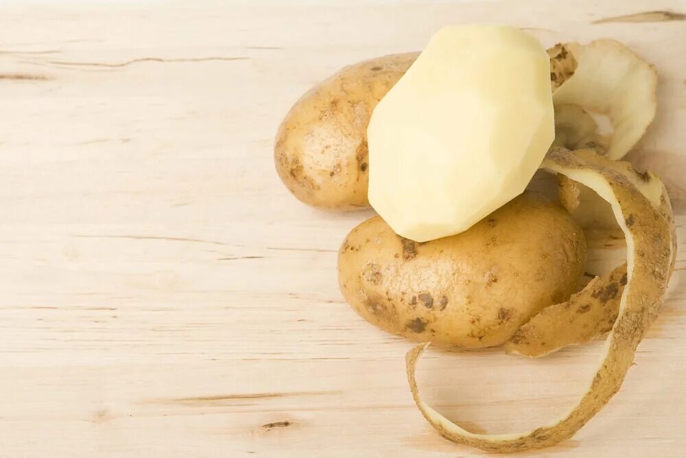 Кожура молодого картофеля. Картофель. Картофель очищенный. Чищеная картошка с кожурой. Шкурка от картошки.