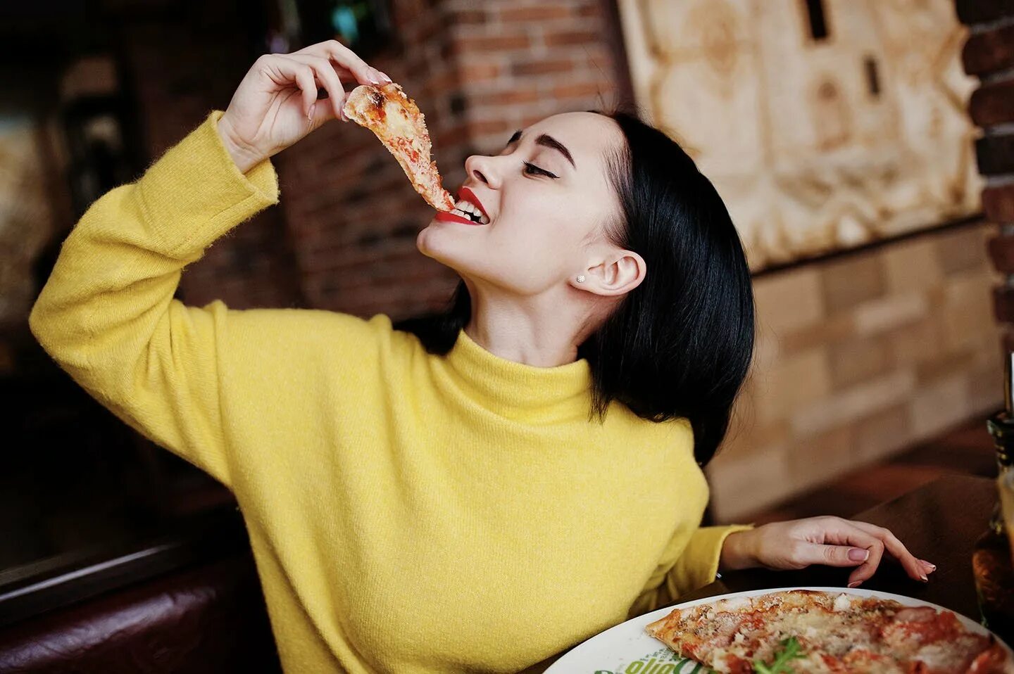 Уехали после обеда. Наслаждение едой. Человек с едой. Девушка с пиццей. Девушка ест пиццу.