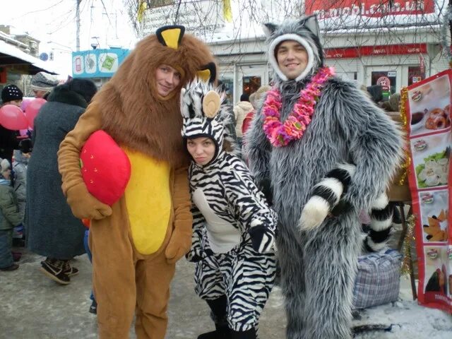 Ростовые король джулиан. Вечеринка в стиле мадагаскар. Аниматор мадагаскар. Аниматоры из мадагаскара. Зебра марти и алекс.