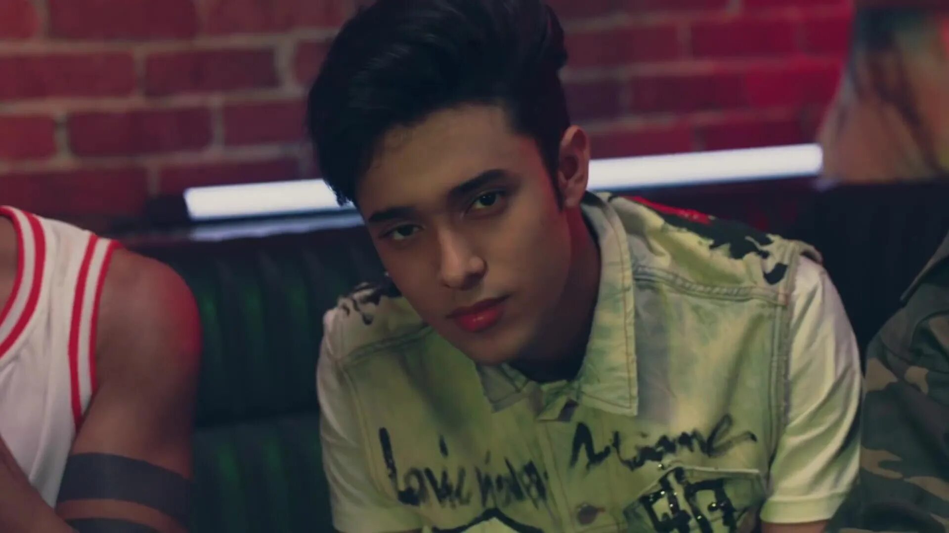 Daddy yankee gasolina. Reggaeton перевод на русский песня. Reggaeton жанр. реггетон танец. Reggaeton перевод на русский песня.