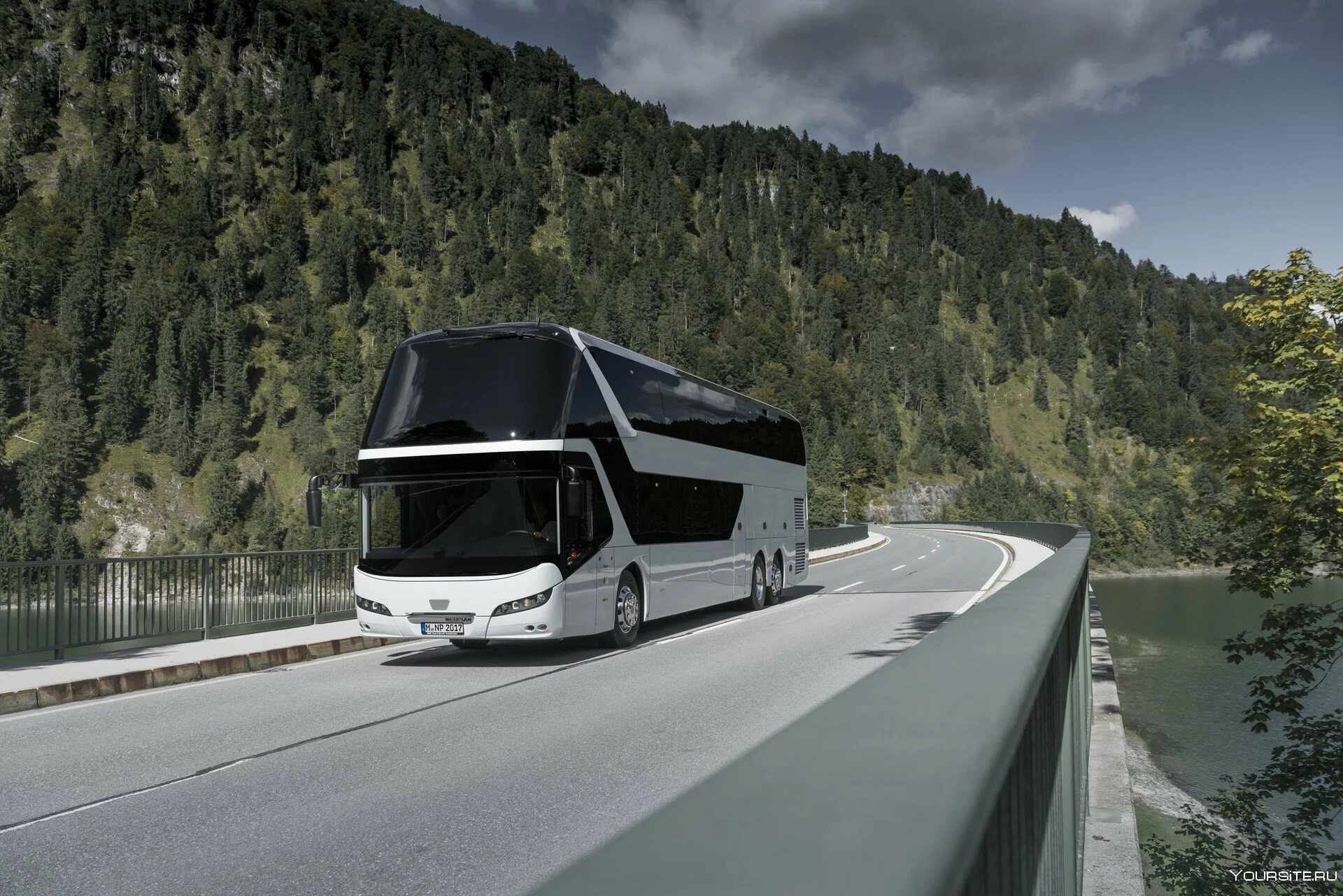 Б у автобус туристический. Neoplan Mercedes. Neoplan Skyliner автодом. Neoplan 2023. Ман Неоплан.