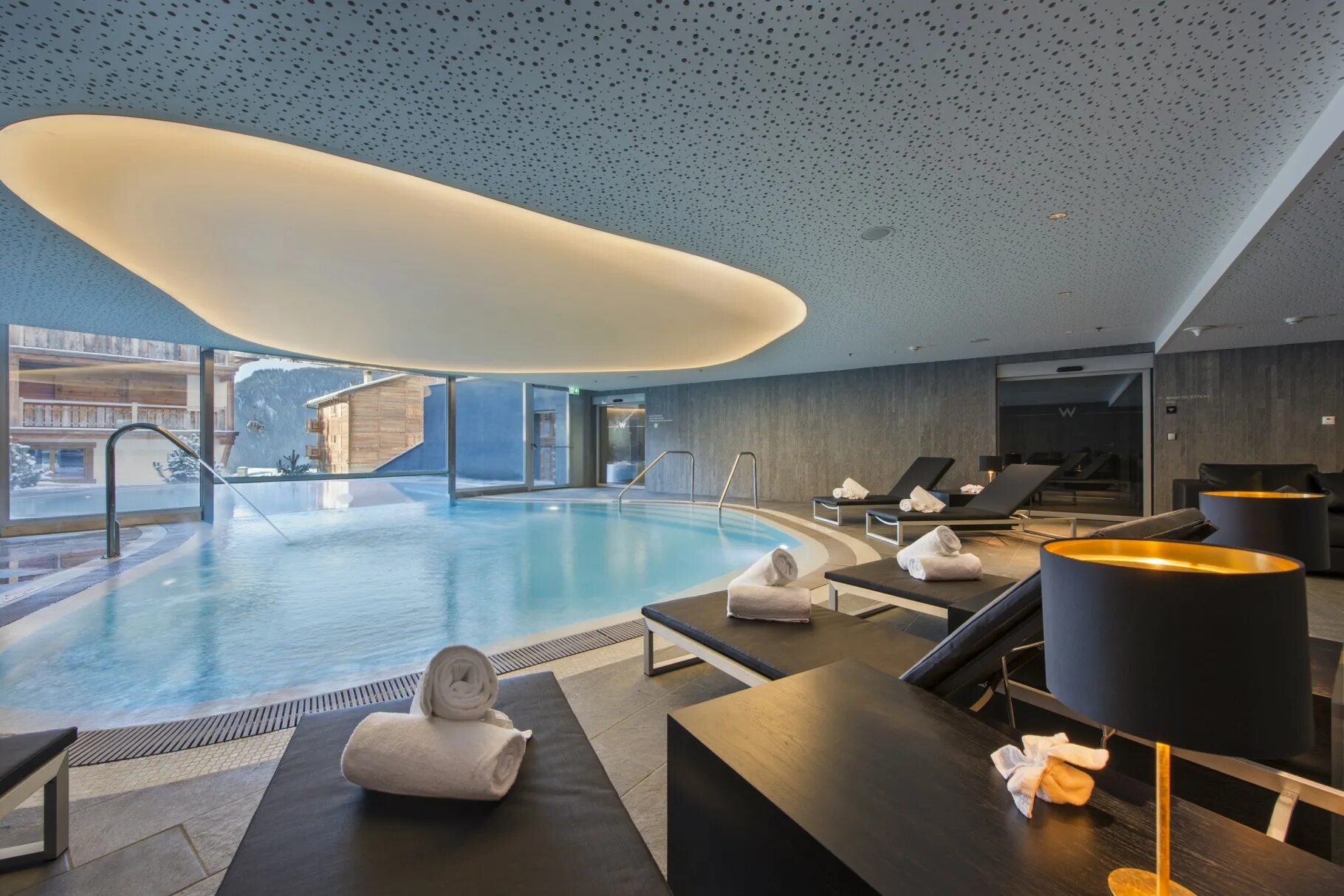 Отель спа центр. W verbier. бассейн отель «hotel kämp» в хельсинки. современный отель. бассейн с красивым видом.