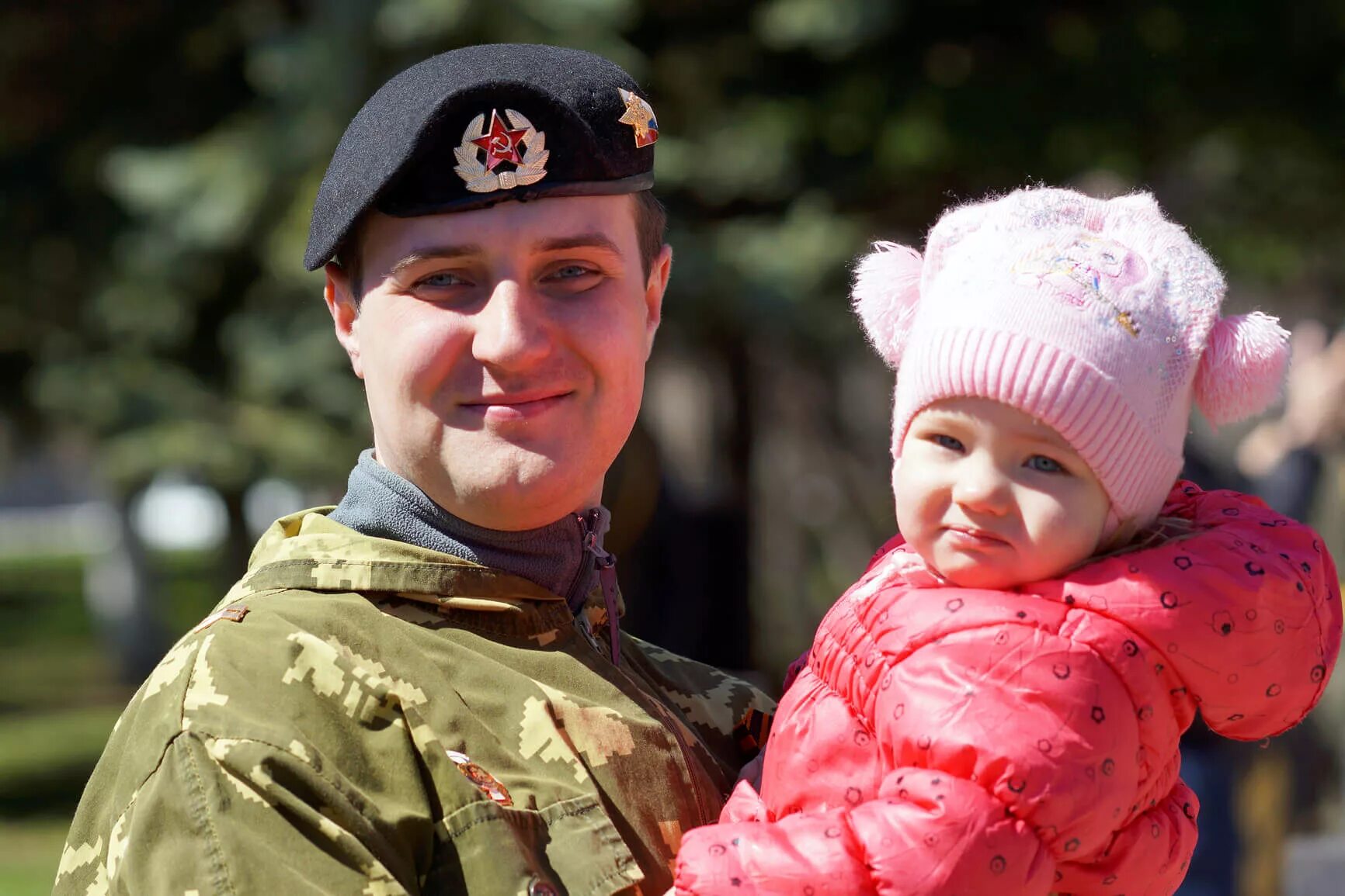 Военная семья. Семья военного. Семья военнослужащего. Военный с ребенком. Солдат с ребенком.
