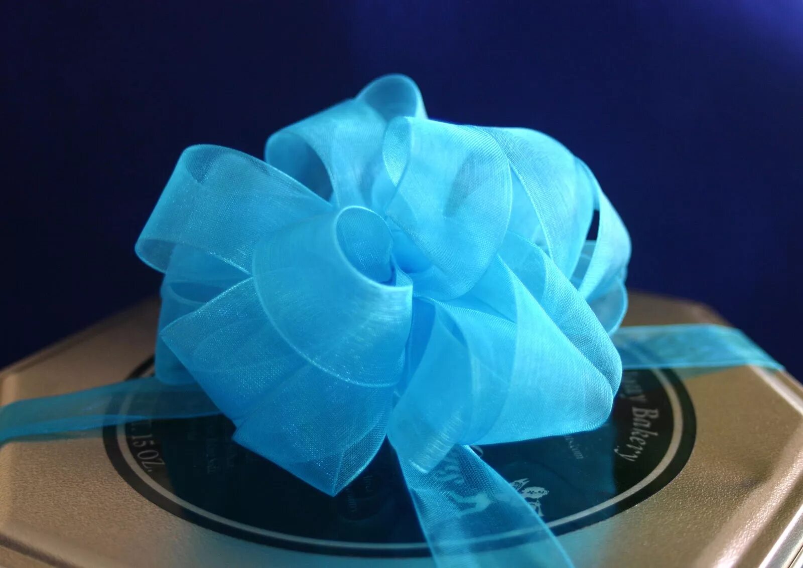 Красивый бантик из тонкой ленты. Как сделать пышный бант на подарок. Схема завязывания бантика из ленты. Сюцветок ищбумадной ленты. Подарочный бант из ленты.