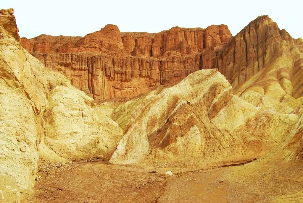 Каньон золото Маккены. Золотой каньон Долина смерти. Золото Маккенны золотые горы.