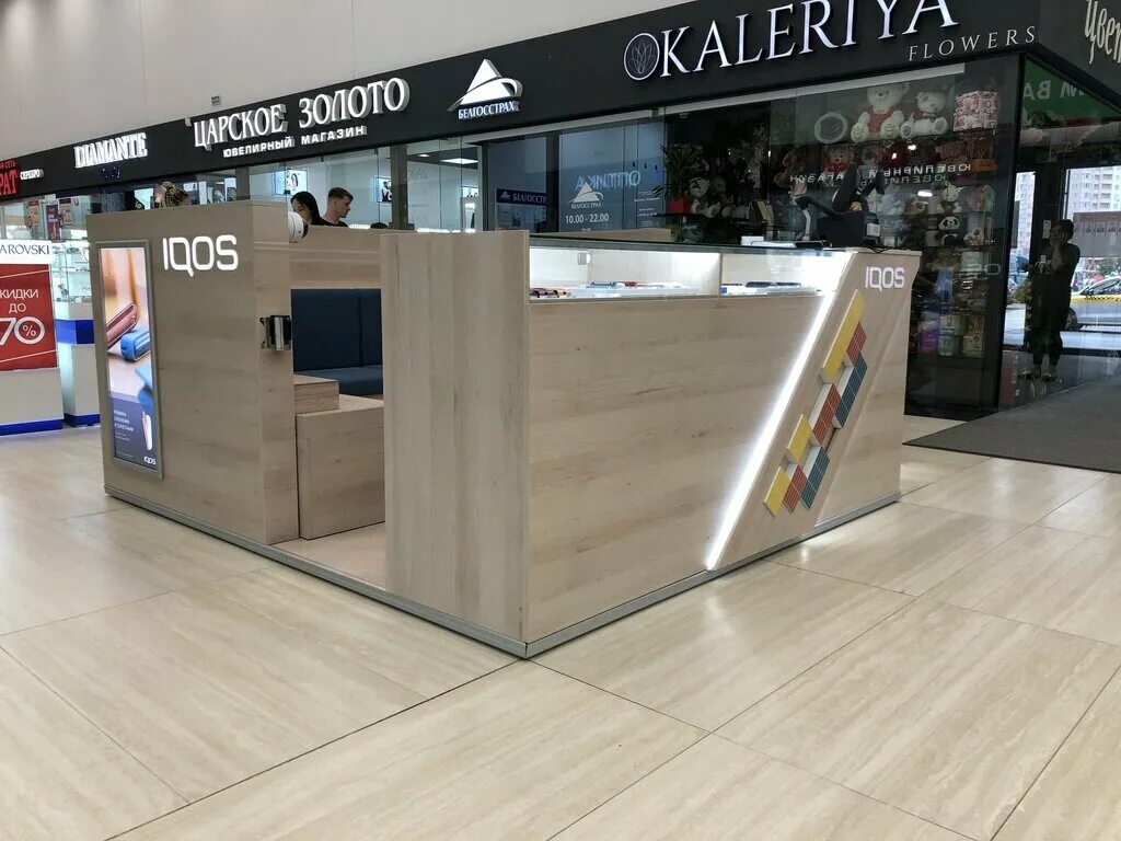 Iqos интерьер оборудования. Барная стойка iqos. Зона лаундж айкос в шереметьево. Iqos интерьер. Айкос 3 комплектация.
