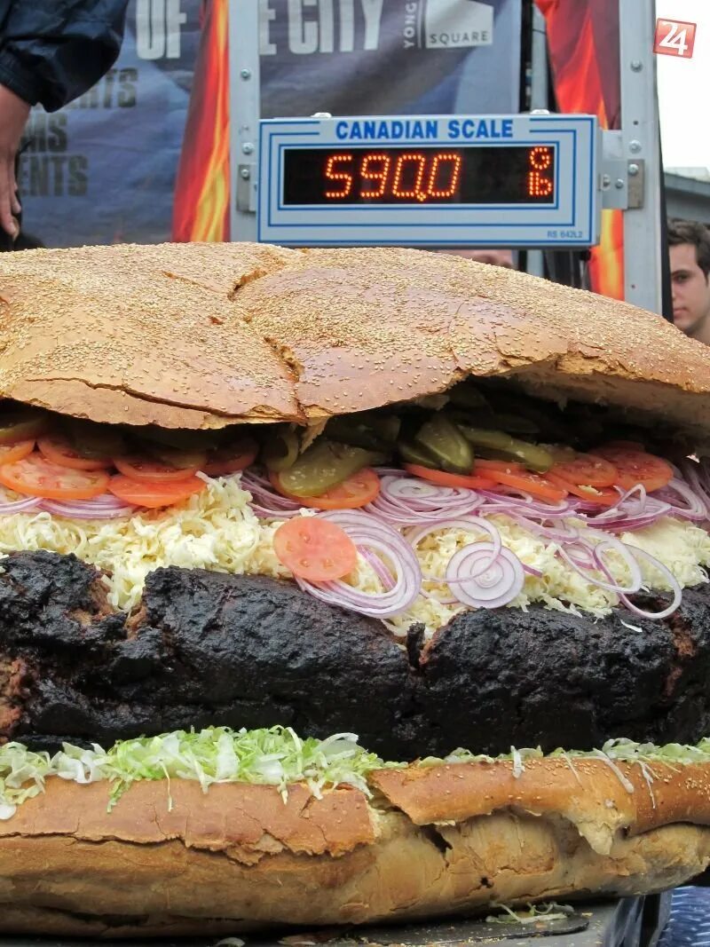 Самый большой бургер в мире рекорд Гиннесса. Большой гамбургер. Гигантский гамбургер. Самый большой бургер в бургер. Самые большие питания