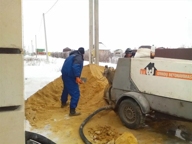 полусухая стяжка пола фото. механизированная полусухая стяжка. полусухая стяжка пола. цементно-песчаная стяжка пола. цементная стяжка.