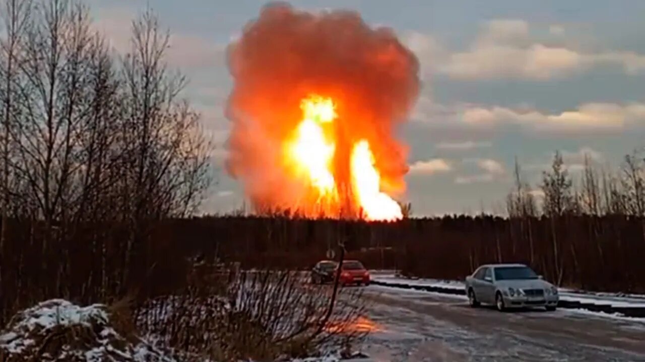 Подрыв нефтепровода. Пожар. Пожар в Ленинградской области. Взрыв газопровода в Ленинградской области.