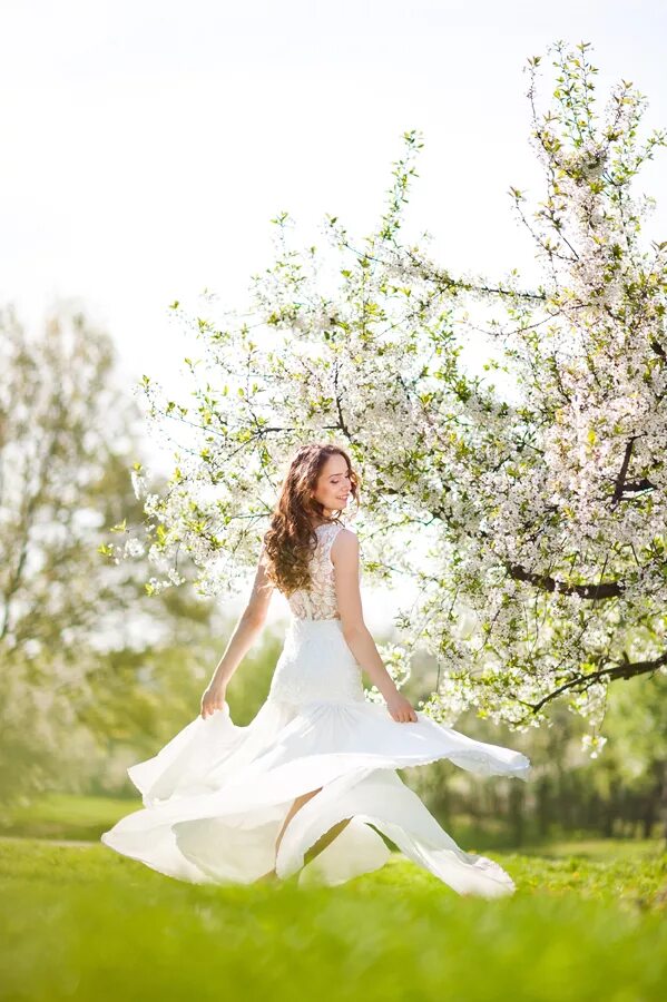 девушка в яблонях. фотосессия в цветущем яблоневом саду. красивые девушки весной. весенние платья для девушек. фотосессия в цветущих садах.
