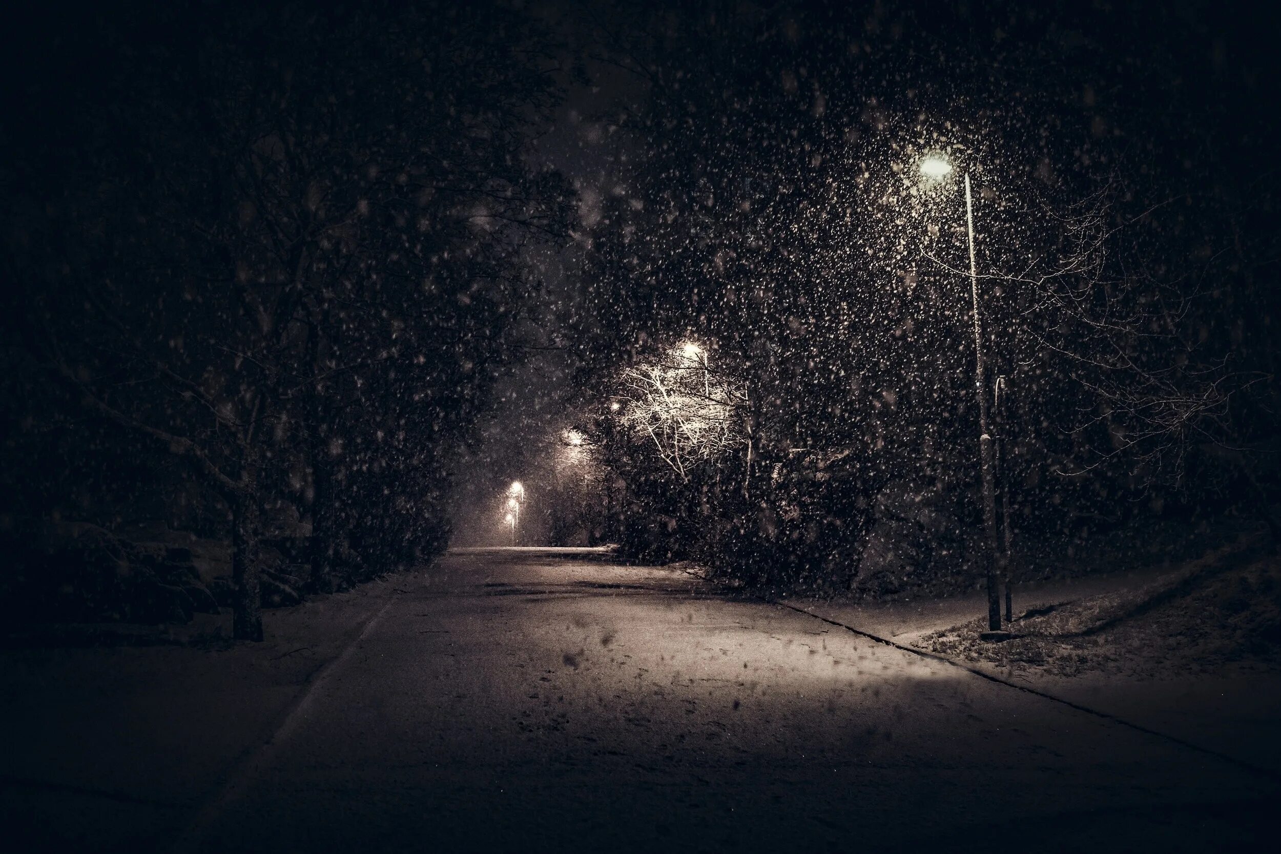 Ночной снегопад. Снег ночью. Ночной зимний город. Ночная зимняя улица.