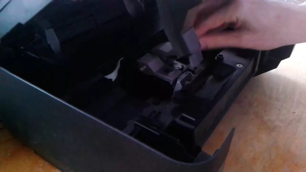 Как достать картридж из принтера canon. Извлечь картридж canon 030. извлечь картридж из мфу 2040дн. принтер кэнон вытащить картридж. canon pixma картриджи вытащить.