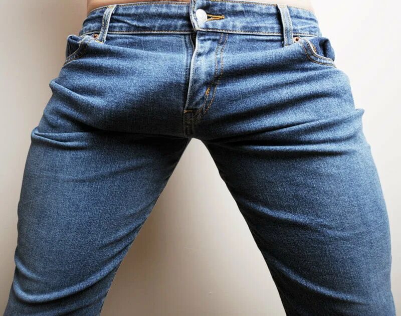 Cock jeans. Выпирает в джинсах. Джинсы крупным планом. Через джинсы.