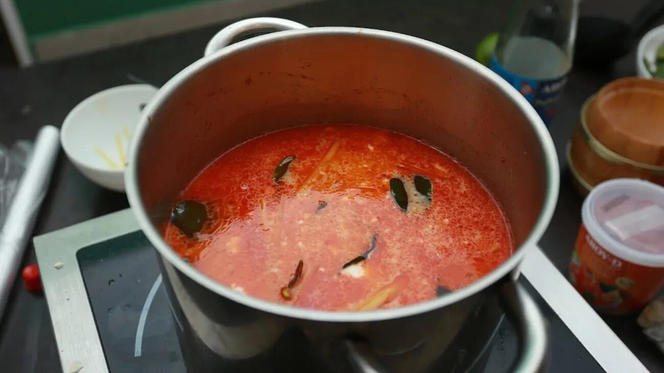 Суп в кастрюле. Кипящий суп. Зубки в кастрюльке кипят. Фото вскипевшего супа.