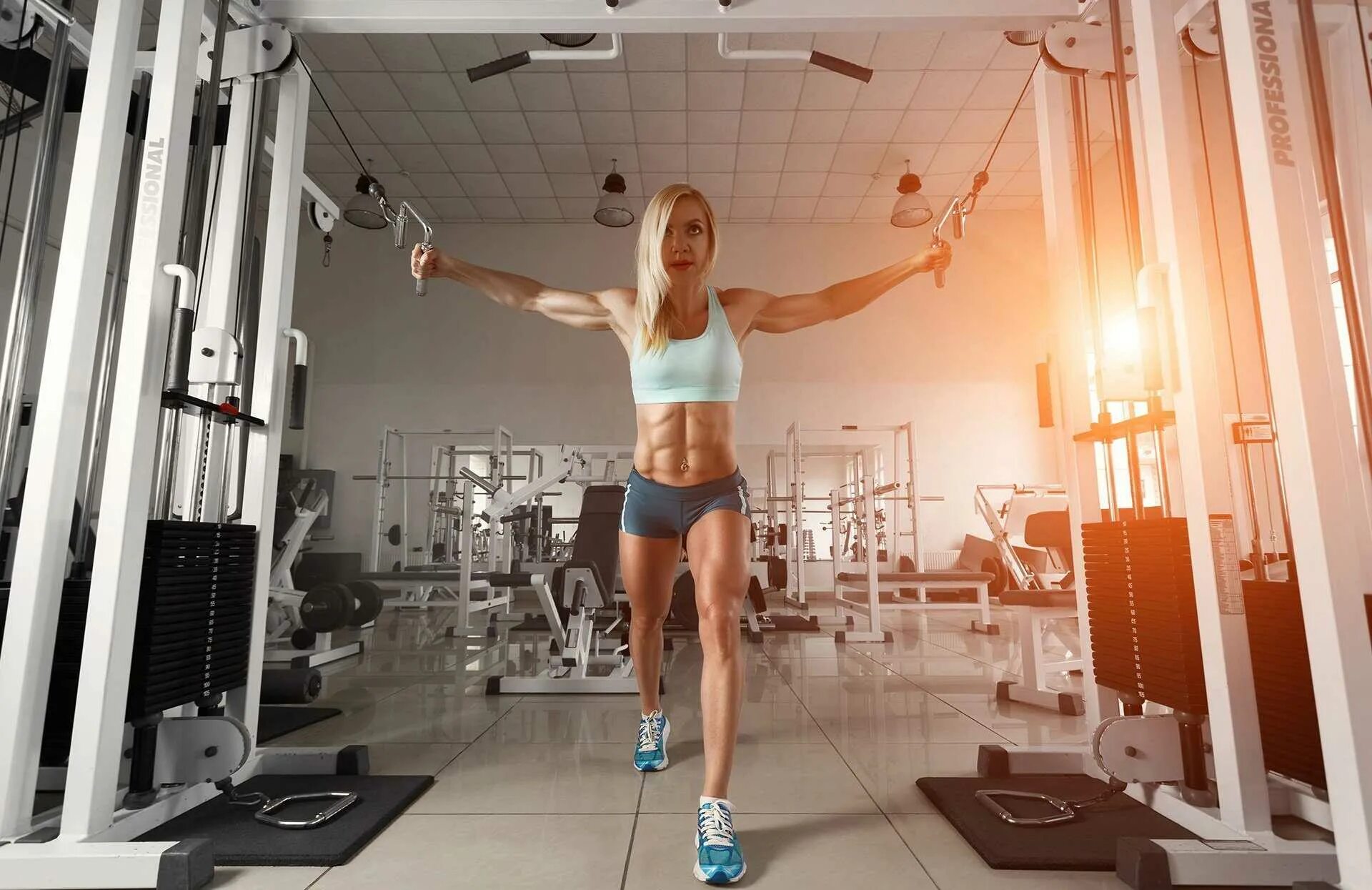 Фитнес в зале. Как правильно тренажерный. Тренажёры в спортзале для похудения. Тренажеры в зале. Тренажерный зал.