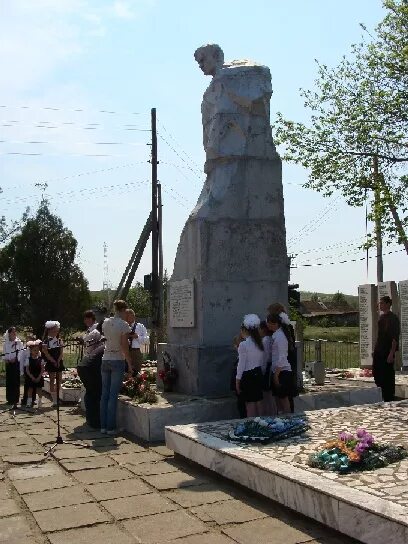 Ивановка погода иловлинский. Сиротинская станица Иловлинского района. Станица Сиротинская Волгоградская. Сиротинская Иловлинский район Волгоградская область. Братская могила станица Сиротинская.