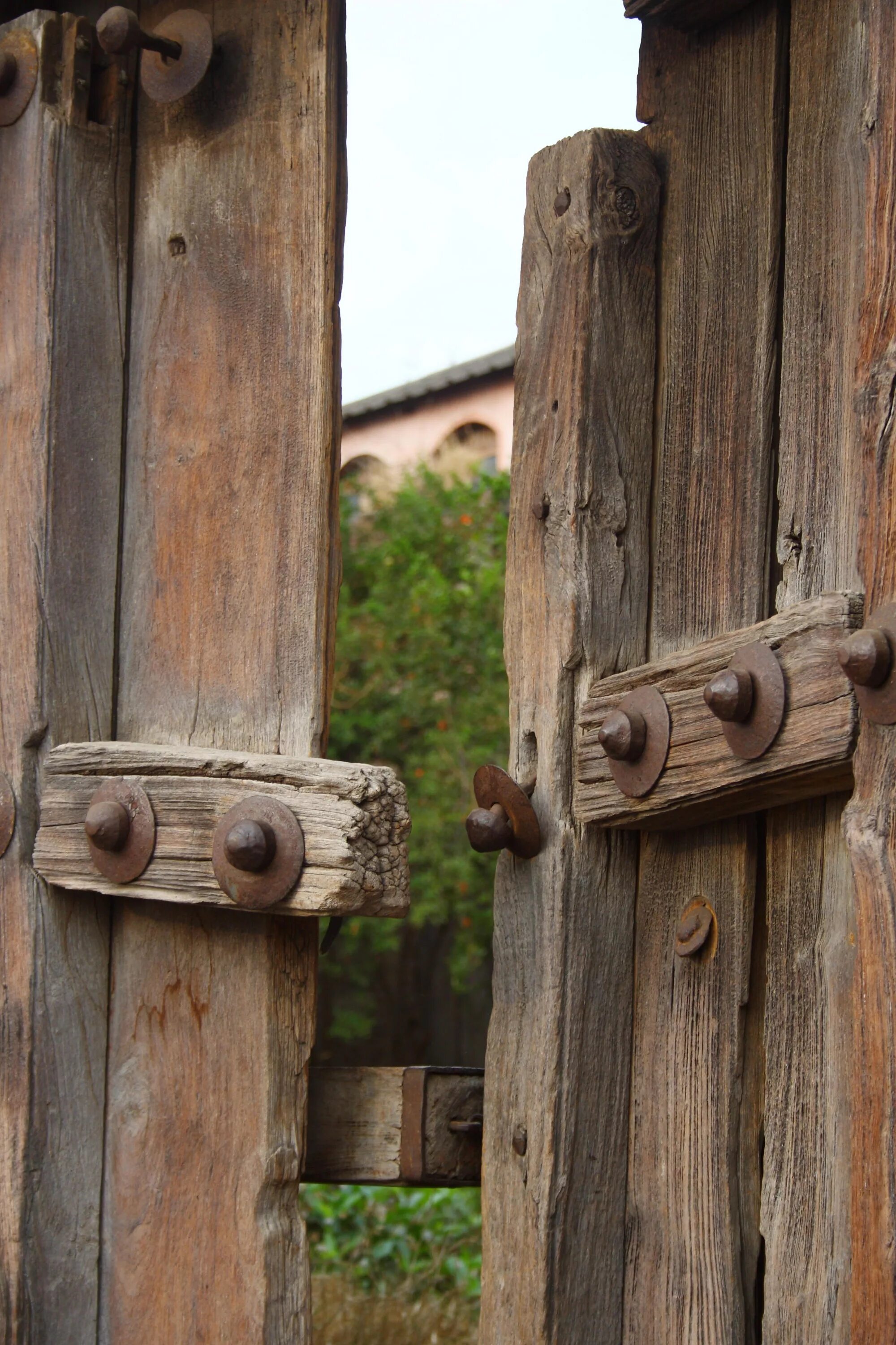 Дверь ворота открытая. Старинные ворота. Деревянные ворота. Старинные деревянные ворота. Старая деревянная калитка.