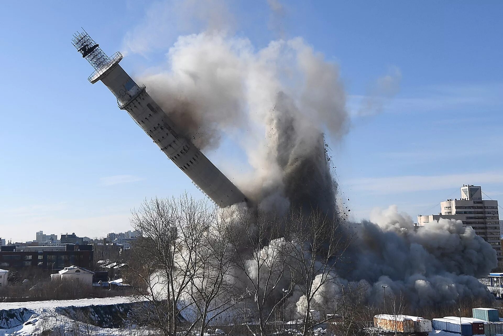 Взрыв башен-близнецов в нью-йорке 11 сентября. Подрыв башни. Подрыв башни. Башни-близнецы 11 сентября 2001. Башня у цирка в екатеринбурге.
