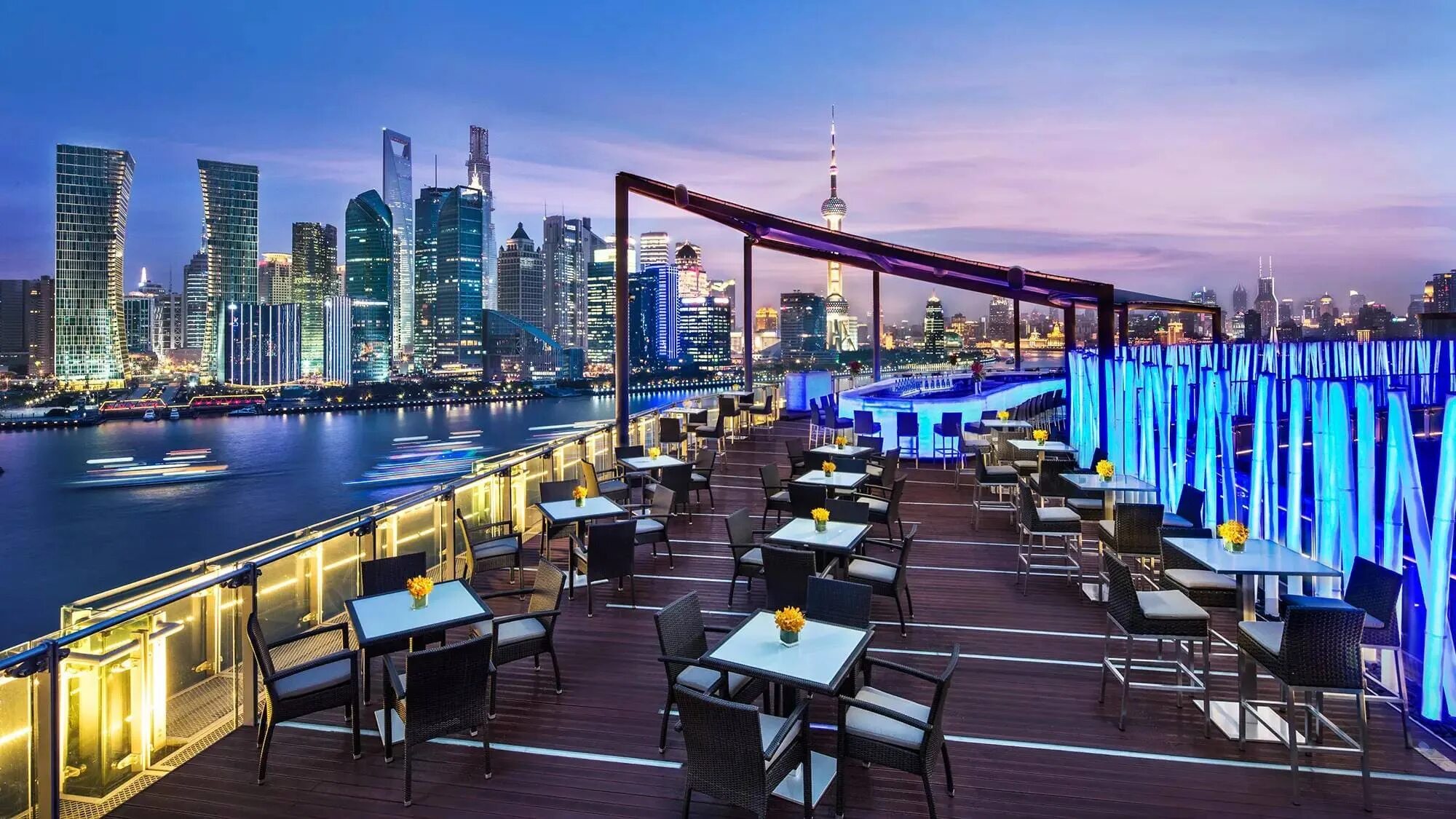 Banyan Tree Shanghai. Roof ресторан Шанхай. Шанхай ресторан на башне. Вид набережной Bund в Шанхае.