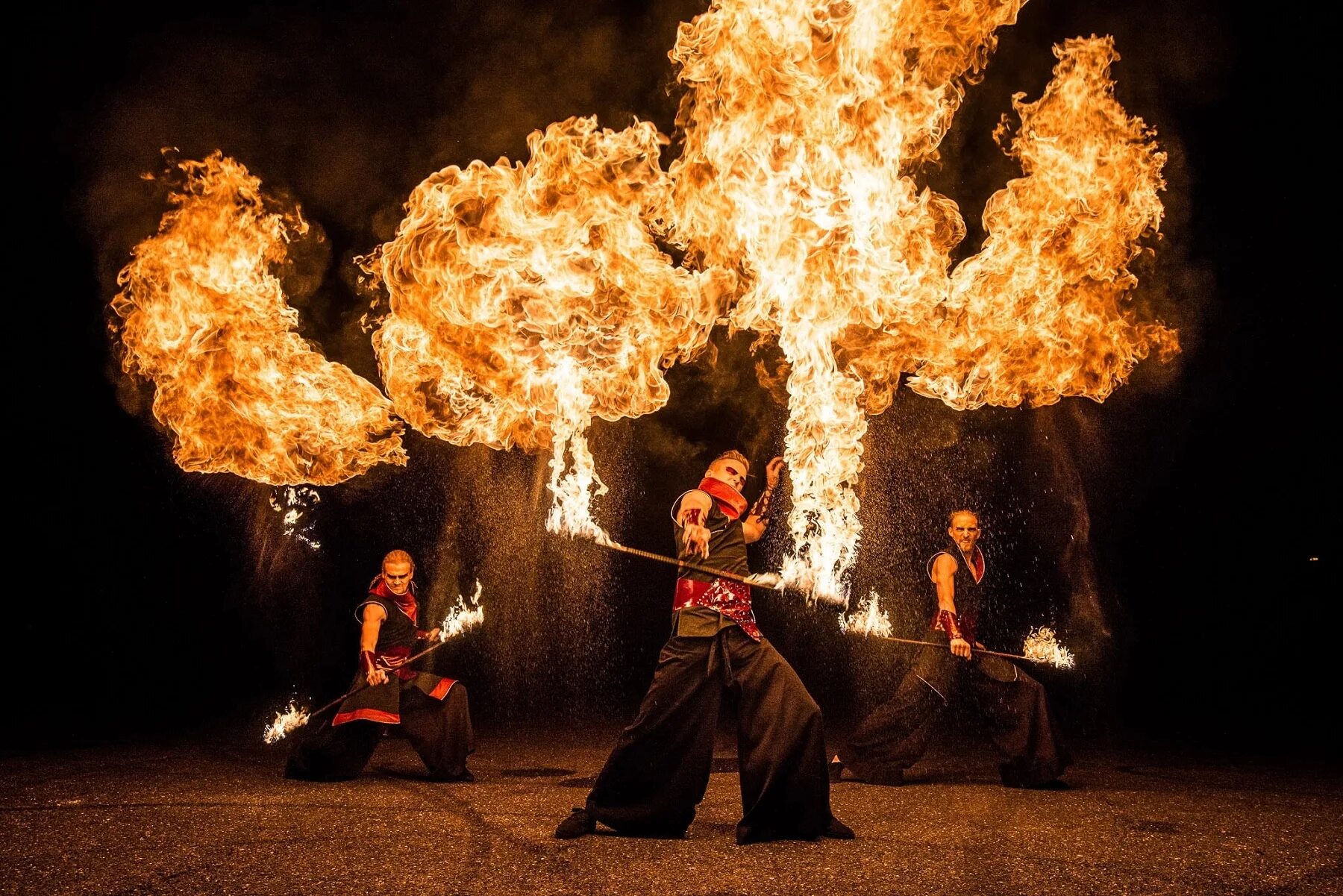 Много пои. Фаер шоу ( fireshow. Огненные чаши фаер шоу. Фаер шоу сафари Дубай. Файер шоу в Дубае.