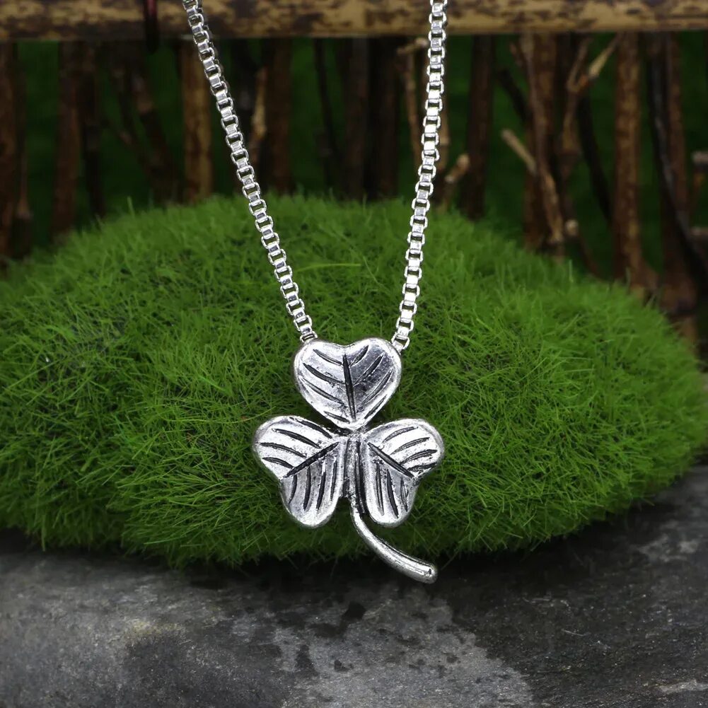 Клевер украшение ювелирное. Брошь клевер четырехлистный золото. Брошь клевер четырехлистный серебро. Ван клиф ожерелье с клевером. Van cleef alhambra подвеска.