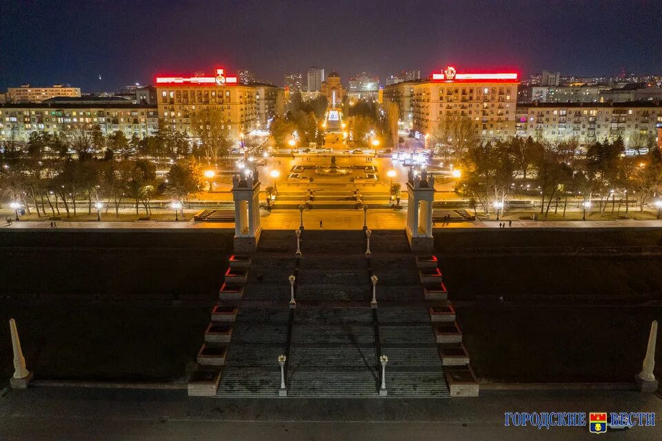 Время вол. Волгоград вымирающий город. Волгоград Родина мать стадион. Час земли Волгоград. Родина-мать Волгоград ночью.