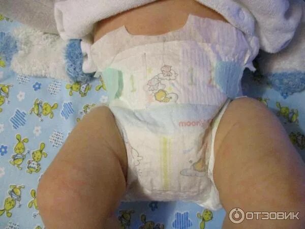Как правильно надевать подгузник. Одевает памперсы. дети одевают памперсы. одетый памперс. подгузники памперс одетые.