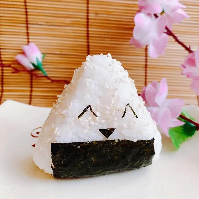 онигири с тунцом фуджи. онигири самбери. онигири фуджи акай. онигири в магните. онигири корейские.