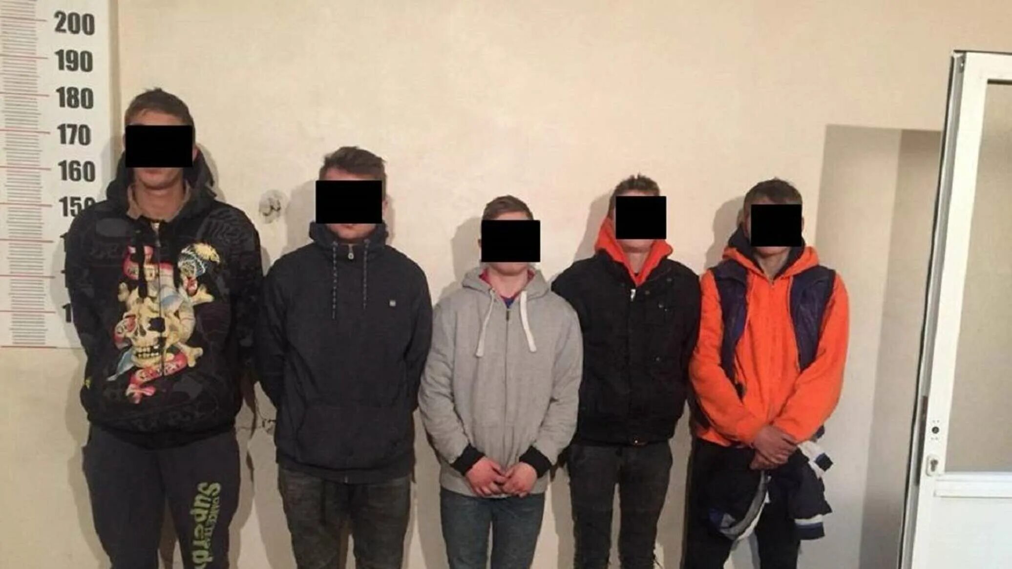 Группировки бугульма. Группировка подростков. Толпа бандитов. Спартановка подростковые группировки. Молодежные банды.