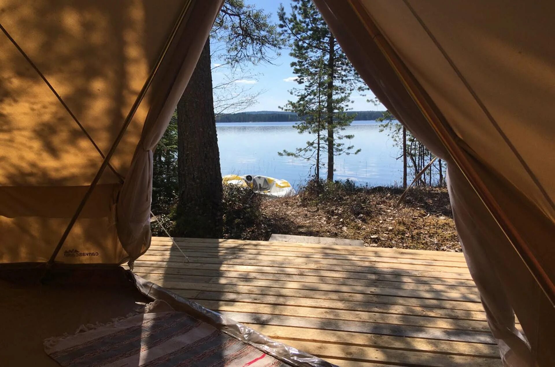 Кемпинг рускеала карелия. Глэмпинг карелия рускеала. Карелия кемпинг soul camp. Кемпинг на ладожском озере. Ладожские шхеры кемпинг.